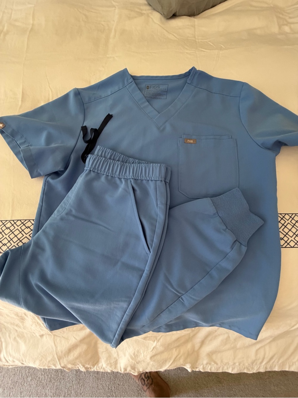 FIGS Men’s Light Blue Scrub Top and Jogger Pants Set